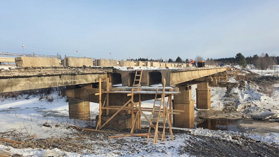 В Плесецком округе продолжается ремонт моста через реку Иксу